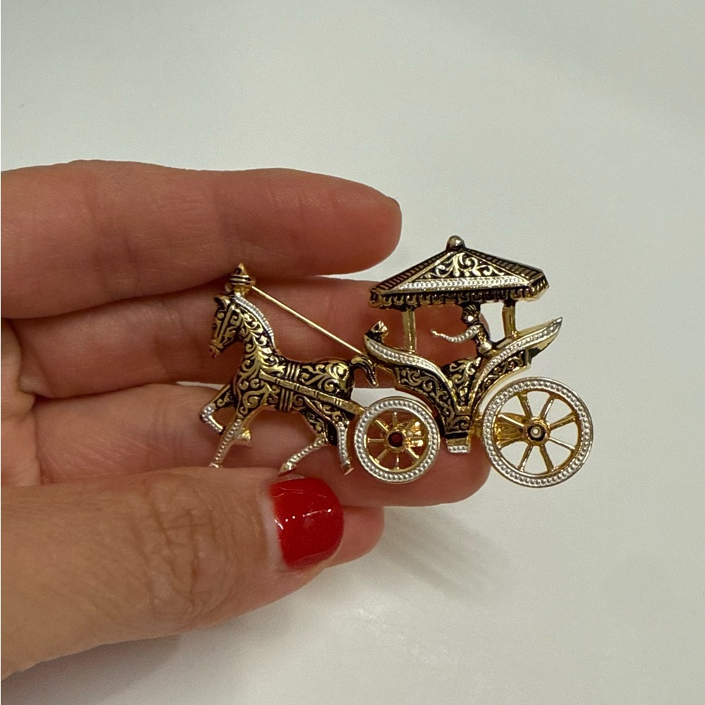 Vintageā Gold Horse Carriage Brooch ā Fairytale Royal Coach Pin, SPAIN
